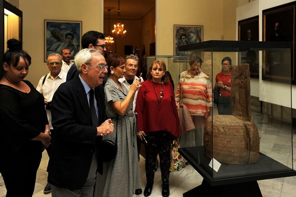 Noguera, en la exposición de la silla de Maceo en Cuba