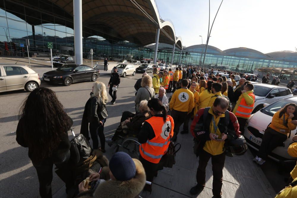 Los pasajeros desalojados de la terminal