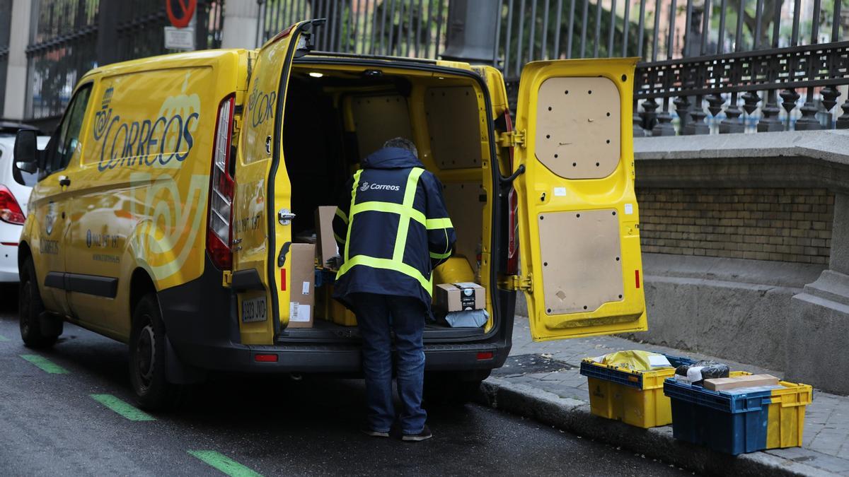 CCOO i la UGT denuncien que ningú va avisar els treballadors de Correus de l’enviament de paquets explosius