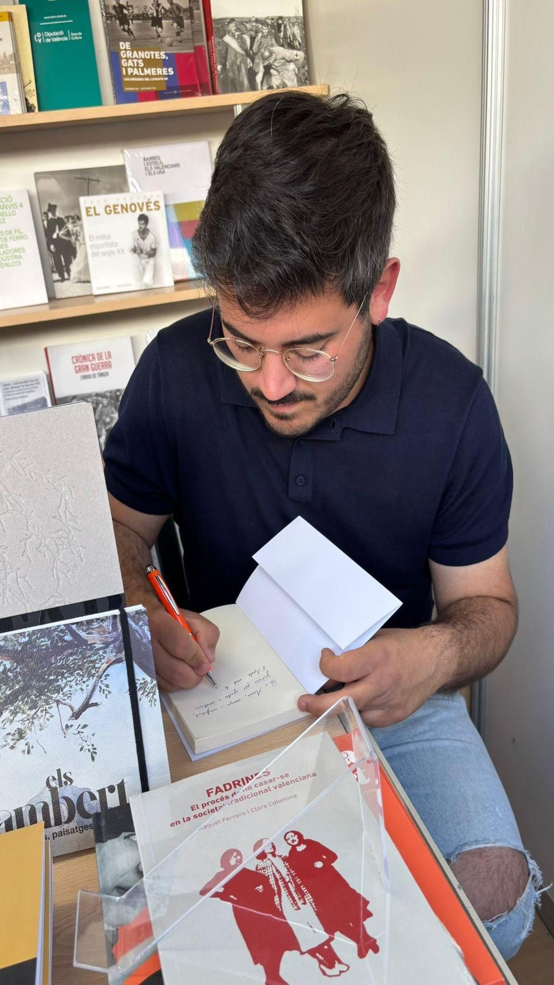 Sergi Moyano firmó el domingo ejemplares de "Operació Apolo" en la feria del libro de València.
