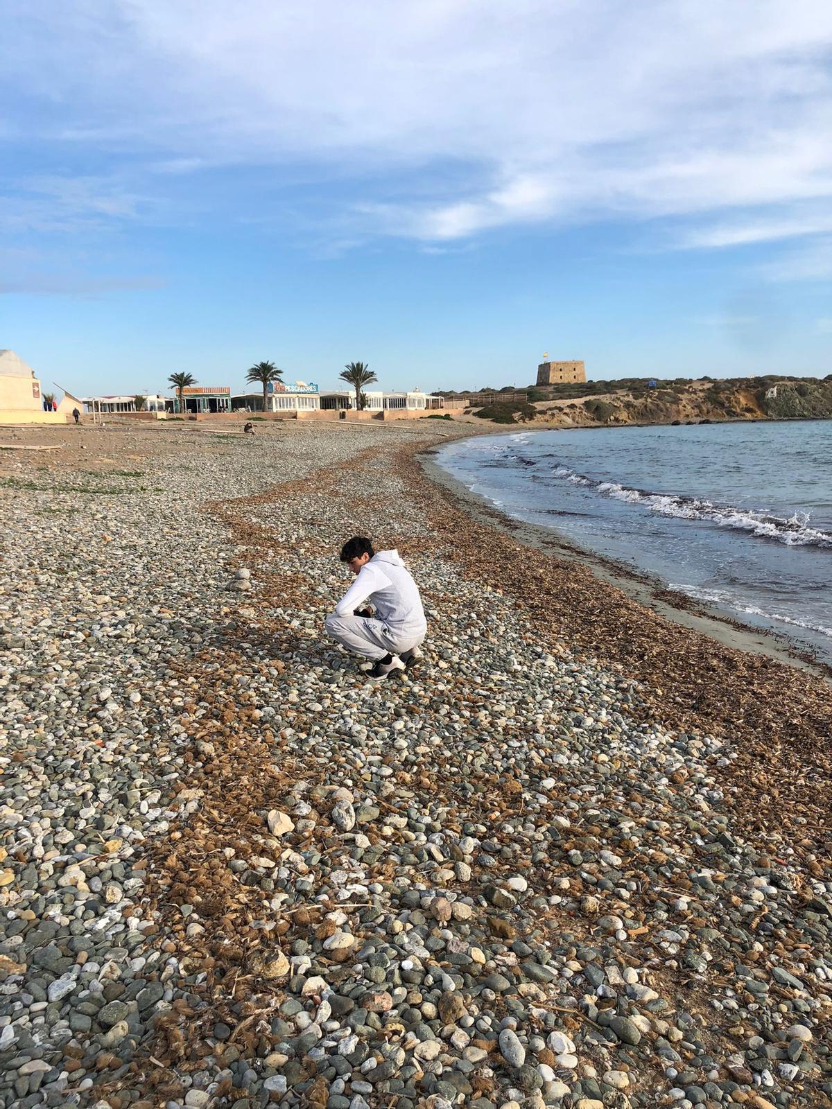 La playa de piedras de Tabarca, desierta en este puente