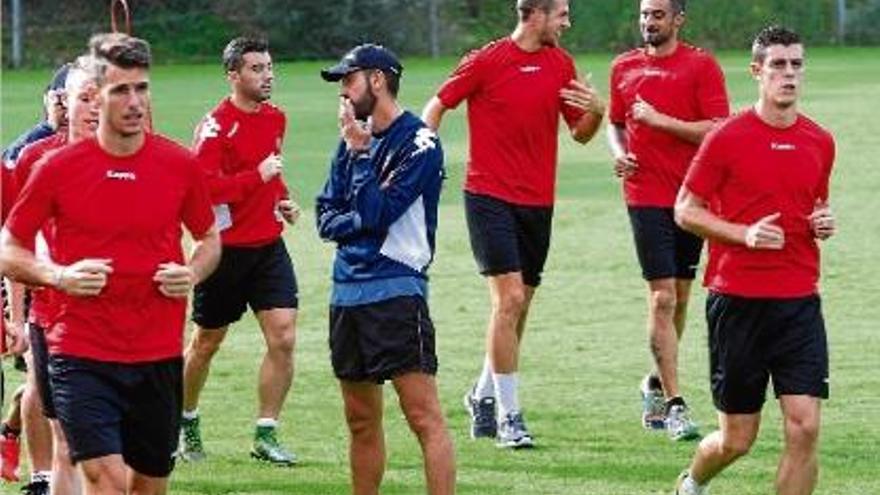 Pablo Machín, al centre seguint atentament l&#039;entrenament del Girona de dilluns, a l&#039;annex de Montilivi.