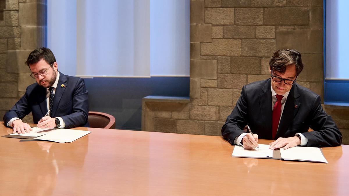 El presidente de la Generalitat, Pere Aragonès (i), y el primer secretario del PSC, Salvador Illa (d), firman el acuerdo de Presupuestos 2023 en la Generalitat, a 1 de febrero de 2023, en Barcelona, Catalunya (España). El Govern de Pere Aragonès (ERC) ha