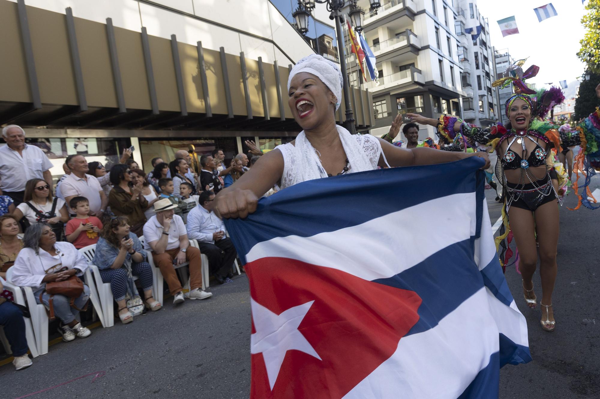 En Imágenes: El Desfile del Día de América llena las calles de Oviedo en una tarde veraniega