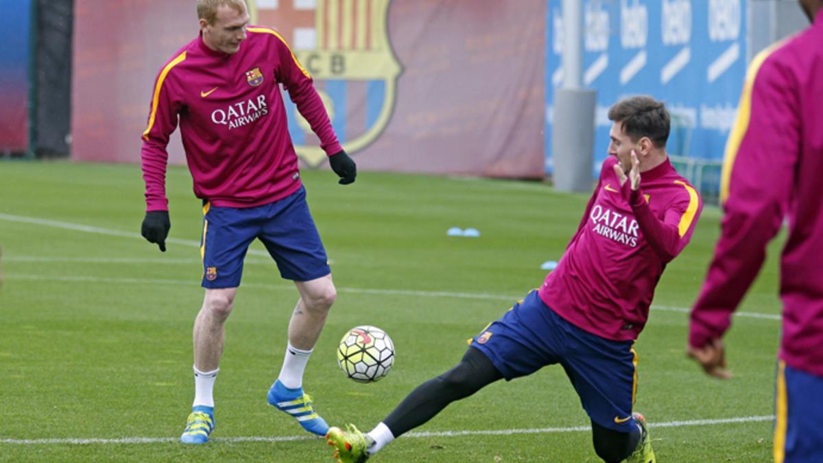 Jeremy Mathieu y Leo Messi en un entrenamiento del FC Barcelona