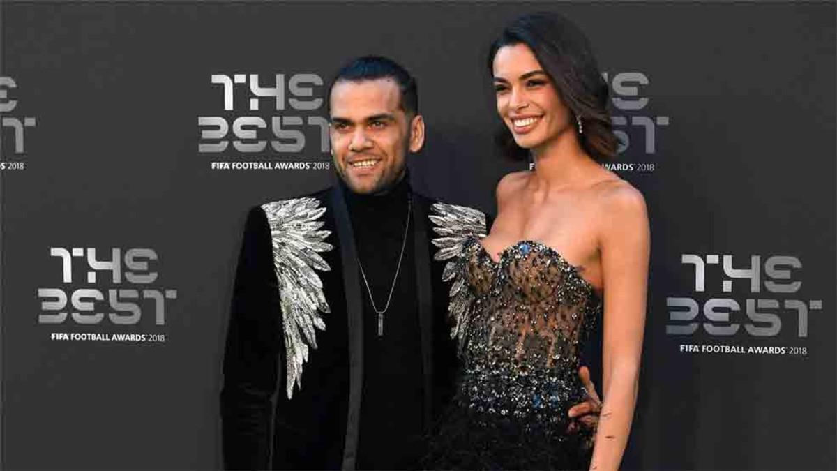 Dani Alves y su esposa, en la gala The Best 2018