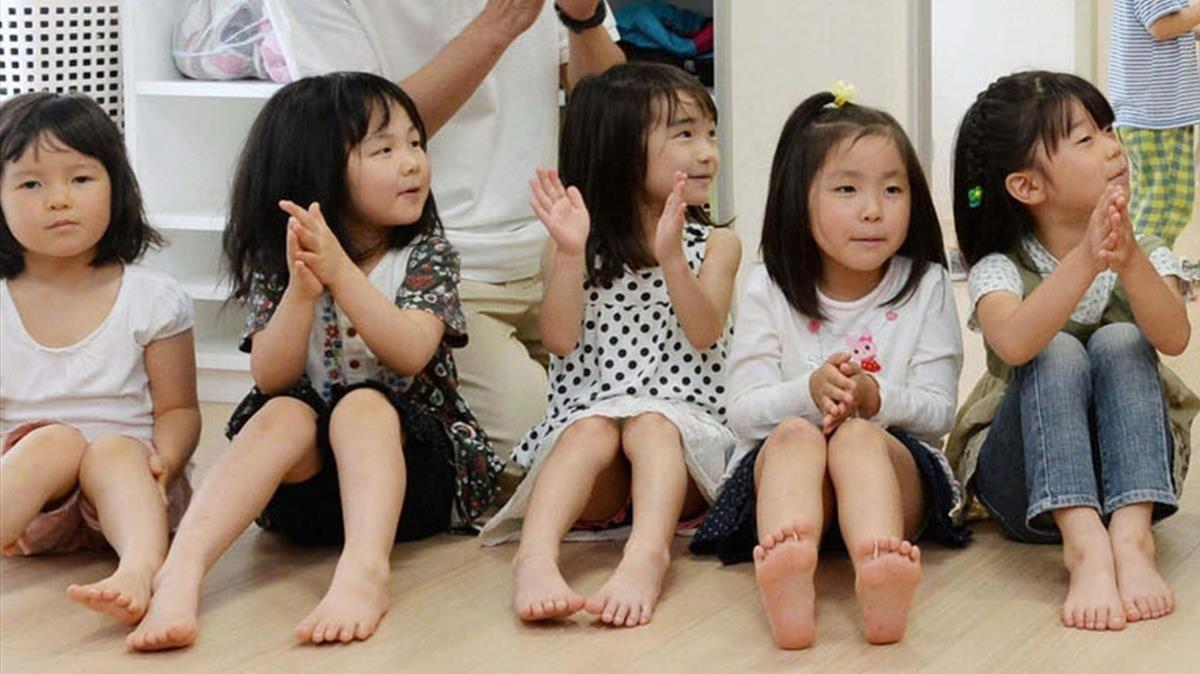 zentauroepp42774964 japan s prime minister shinzo abe plays with children as he 180404142407