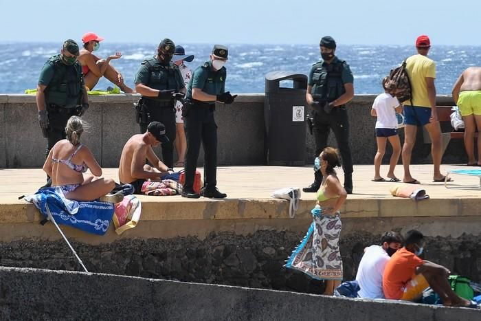 Bañistas y terrazas llenas en la Playa de Arinaga