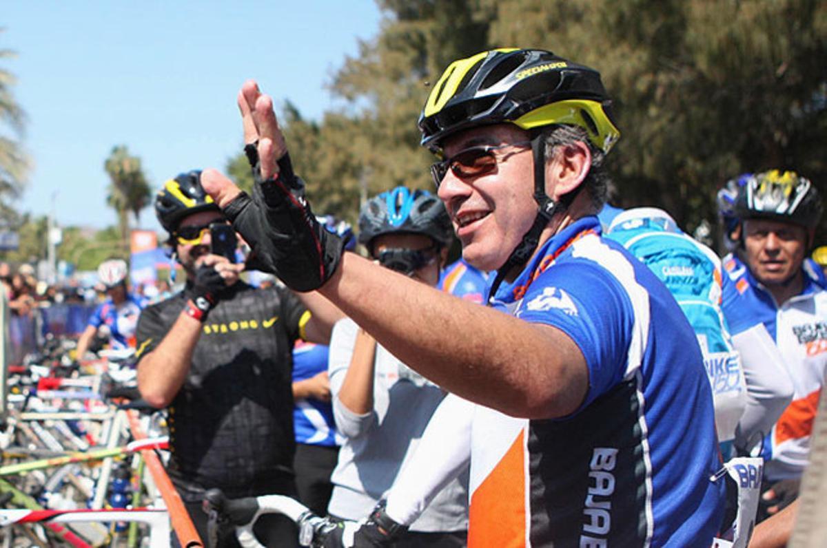 El president de Mèxic, Felipe Calderón, saluda durant la carrera ciclista Baja Bike 150, que se celebra a la localitat de La Paz, a l’estat de la Baixa Califòrnia.