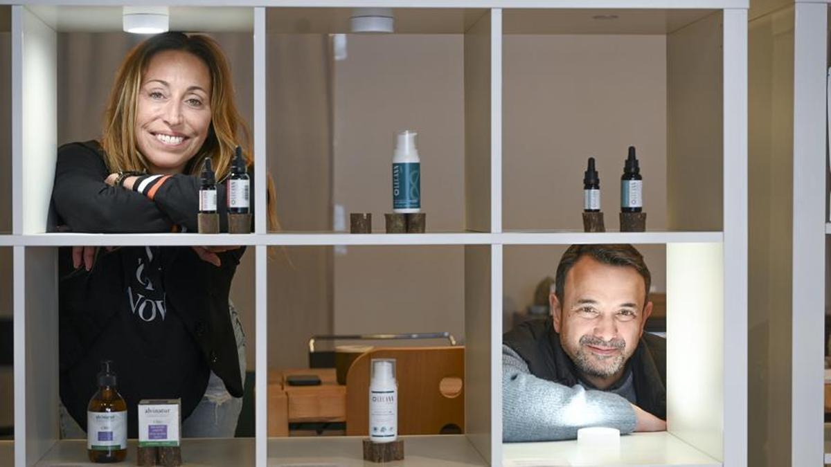 Gemma Mengual y David Fayos con algunos de los productos que comercializan.