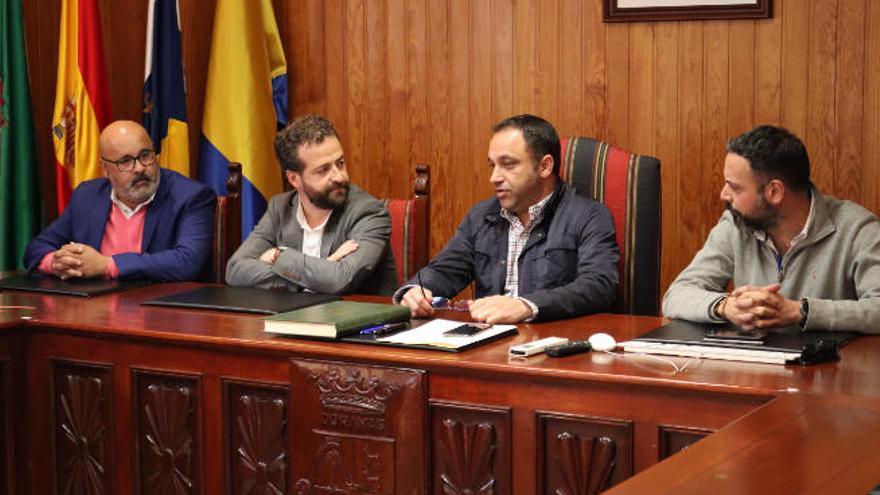 Reunión entre el alcalde de Moya, Raúl Afonso, el concejal de Cultura del municipio, Octavio Suárez, y representantes del Gobierno canario