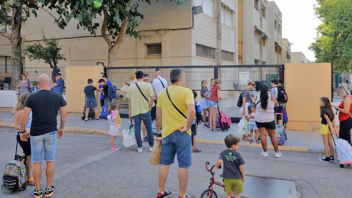 Imagen de archivo de familias en la puerta de un centro educativo de Paterna.