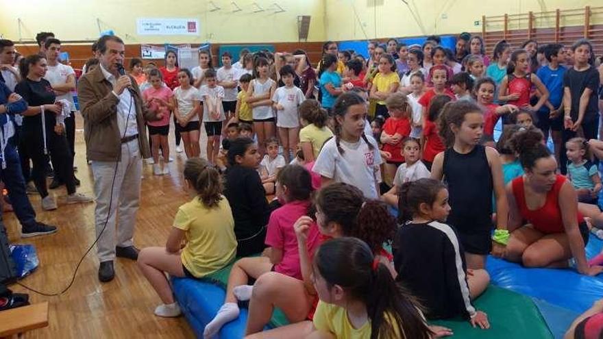 El alcalde acudió ayer al cierre de temporada de las escuelas deportivas municipales. // FdV