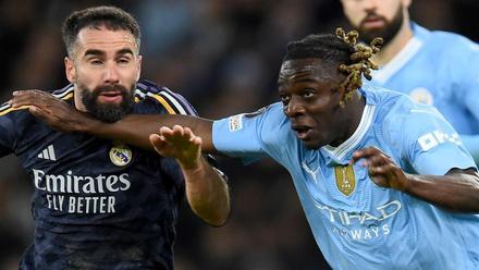 Jérémy Doku, disputando un balón con Carvajal