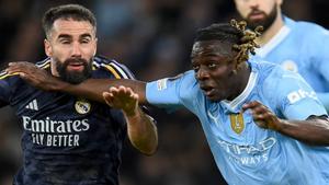 Jérémy Doku, disputando un balón con Carvajal