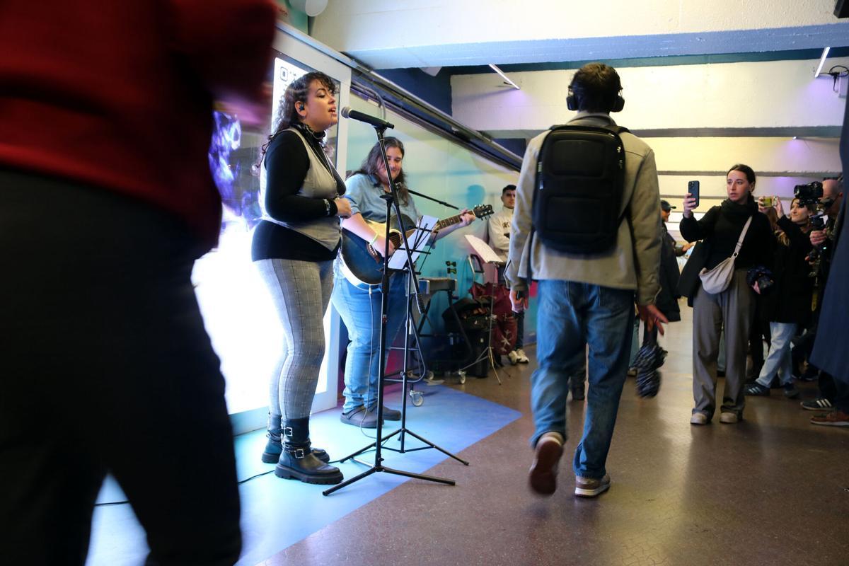 Actuació d'Arli Midnight al transbordament de metro de passeig de Gràcia