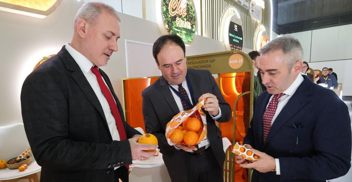 Pérez Llorca junto al conseller Miguel Barrachina, este miércoles en Fruit Logística.