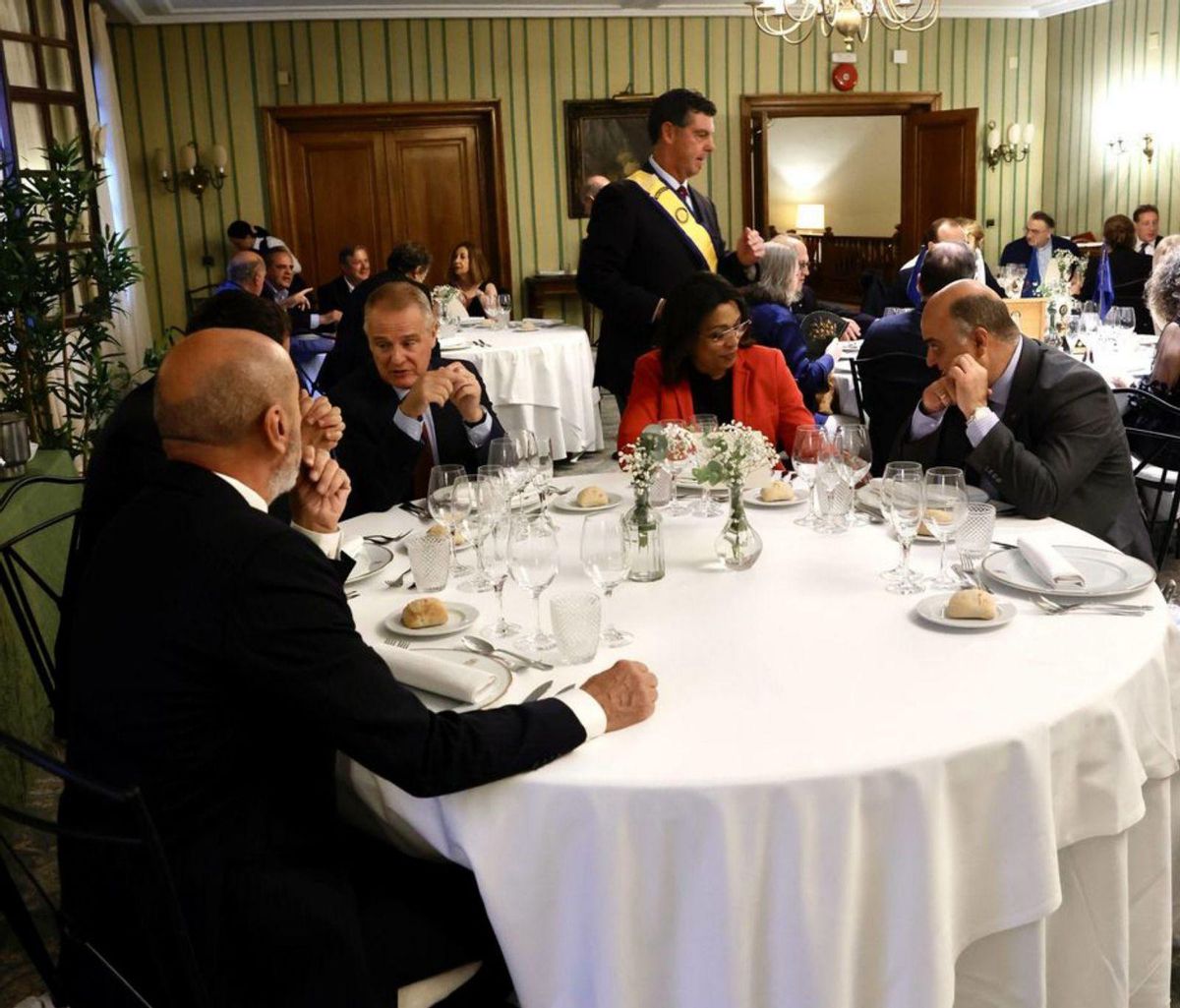 Diego Canga, tercero por la derecha en la mesa, entre los asistentes al acto de nombramiento del nuevo presidente del Rotary Club. | Miki López