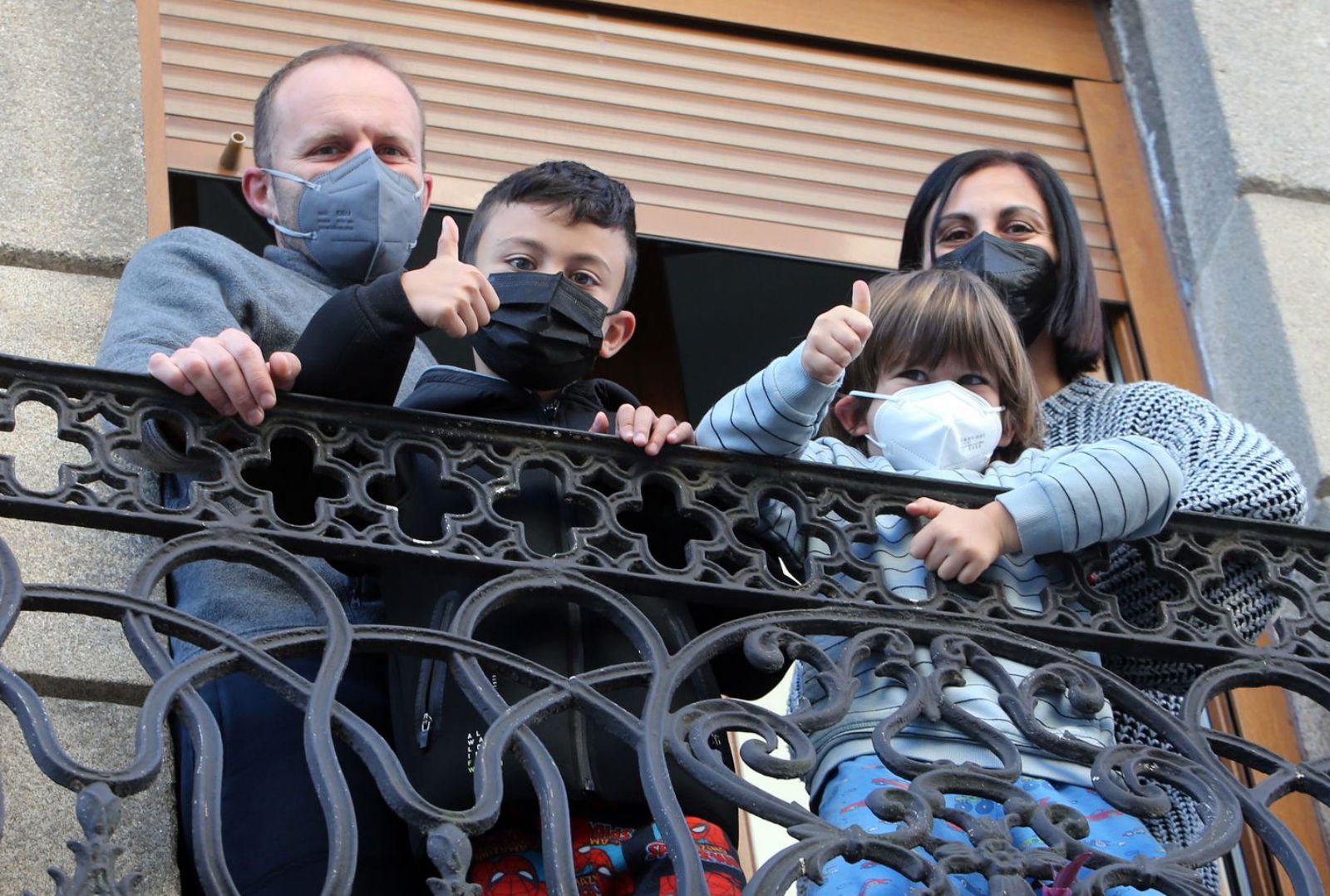 Jaime y Ana, ayer, en el balcón de su casa en Redondela junto a sus hijos, Samuel y Lucas.