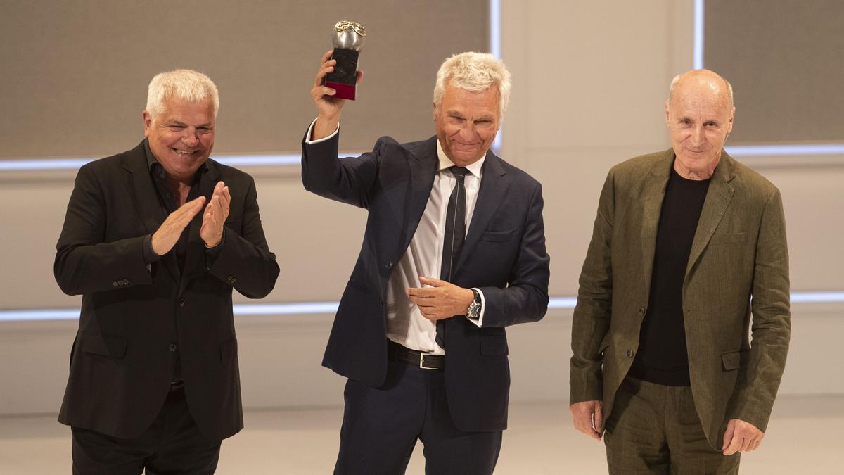 Joan Gràcia, Carles Sans y Paco Mir con el Max de Honor a Tricicle otorgado en la 26 gala de los premios MAX de las Artes Escénicas celebrada en Cádiz en 2023.