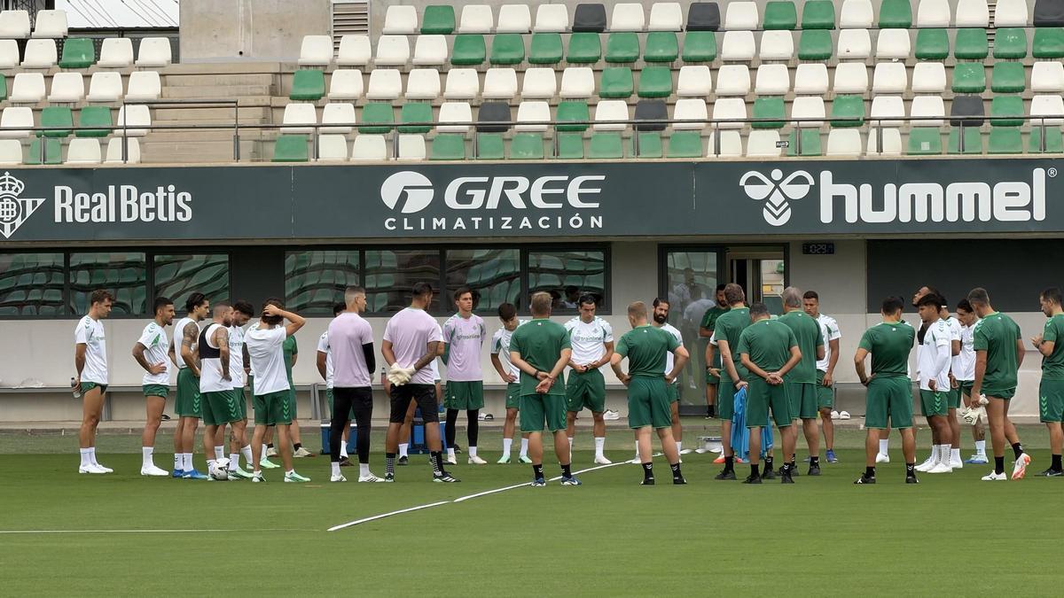 Vídeo | Marc Bartra regresa a los entrenamientos en la vuelta al trabajo del Betis