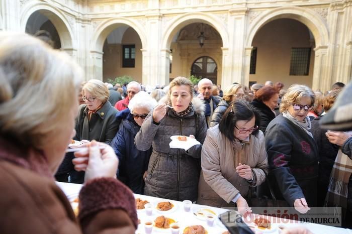 Reparto de boniatos en el Palacio Episcopal por San Fulgencio