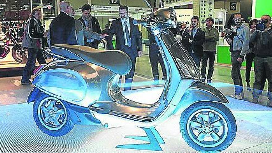 La marca italiana asegura que, en su versión eléctrica, la Vespa será tan brillante como las variantes convencionales y aportará soluciones muy innovadoras.