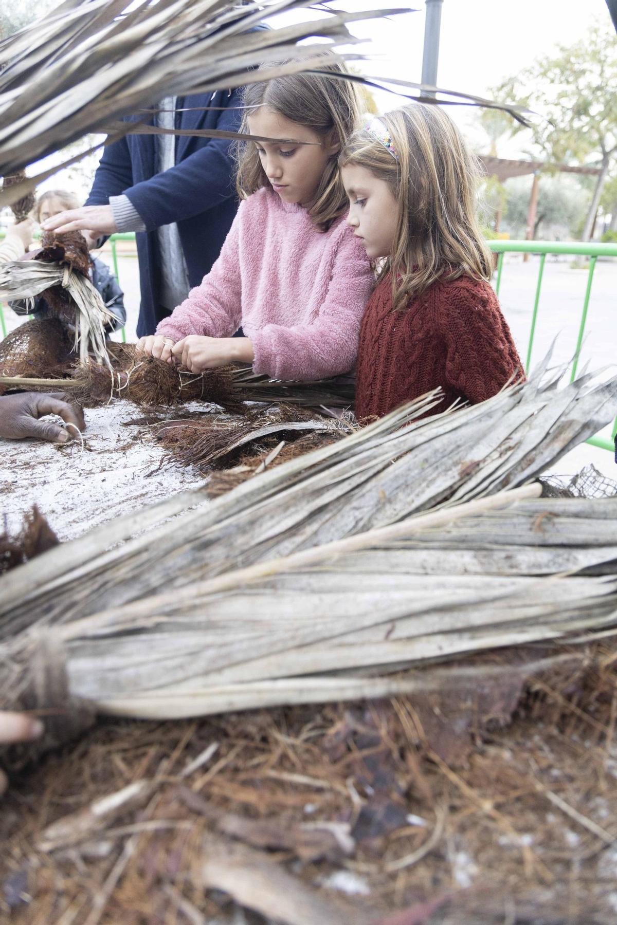 Talleres de “atxes” en Elche para promover una tradición difícil de mantener