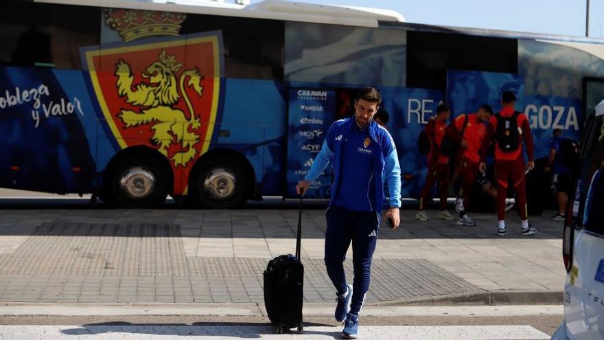 Gabi llega con su maleta a la estación de Delicias para tomar el AVE con el resto del equipo camino de Almería.