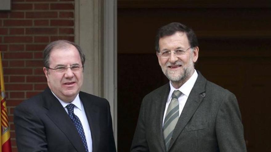 Rajoy y Herrera se saludan a las puertas de la Moncloa.