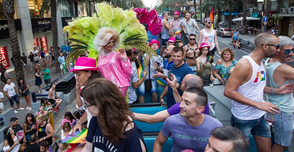 Alicante ondea la bandera del Orgullo LGTBI