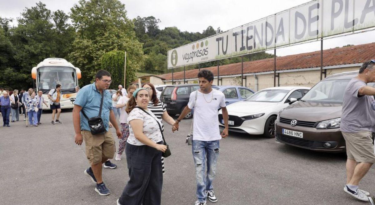 Varios usuarios de «Una Ciudad para Todos», llegando a la fiesta. | MARCOS LEÓN