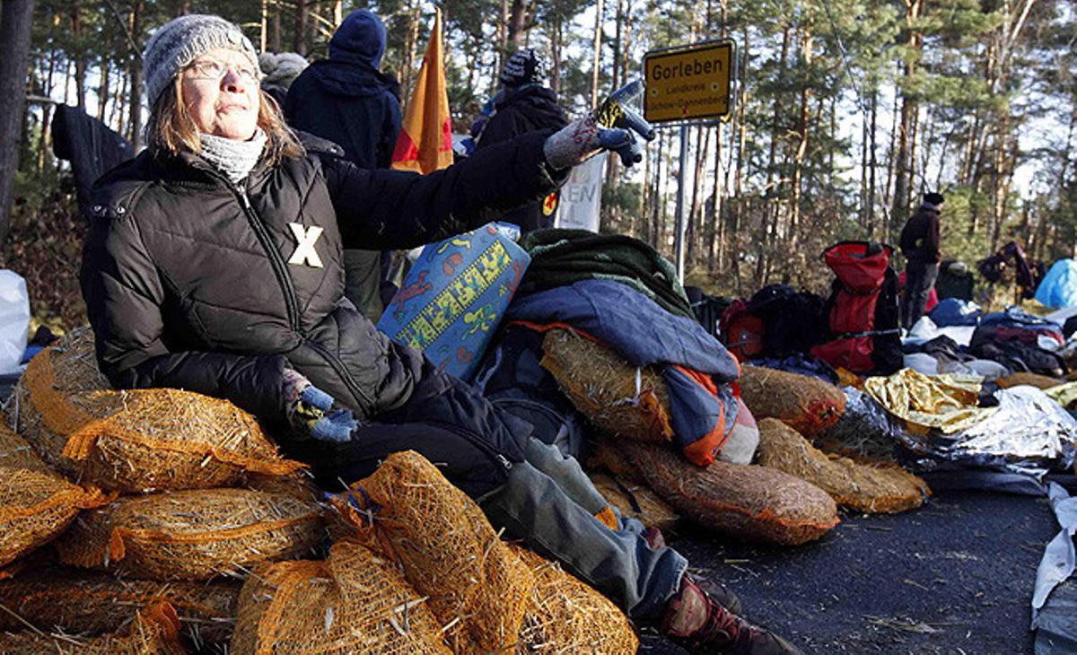 Centenars de manifestants han ocupat els carrils del tren que carrega residus nuclears al magatzem de Gorblen (nord d’Alemanya).