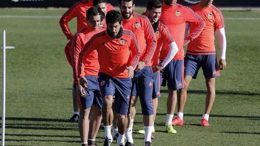 Los jugadores del Valencia, durante el entrenamiento de ayer. // Efe