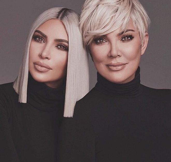 Kim Kardashian posando junto a su madre Kris Jenner.
