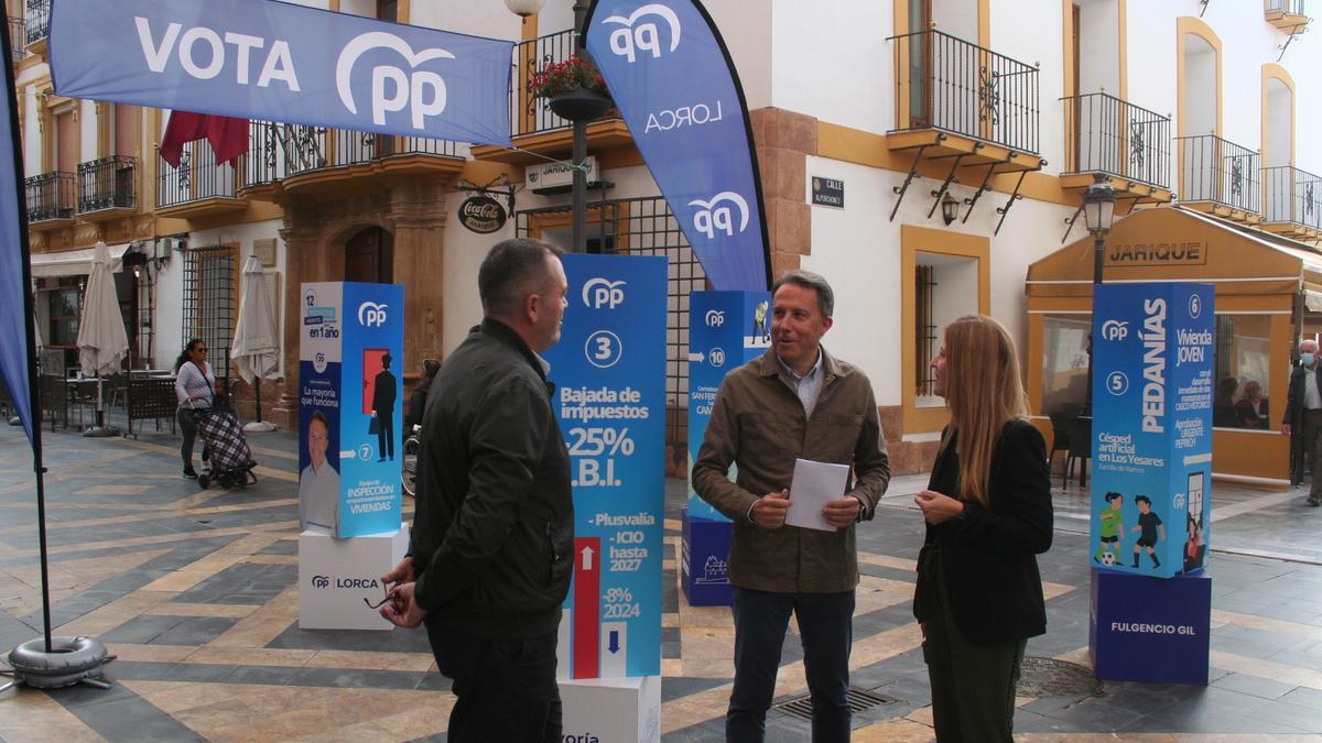 Juan Miguel Bayonas, Fulgencio Gil y Rosa María Medina, en la Corredera, este miércoles.