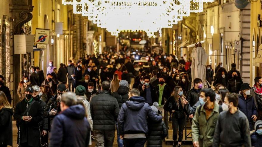 Decenas de personas realizan compras navideñas durante la segunda ola en Roma.