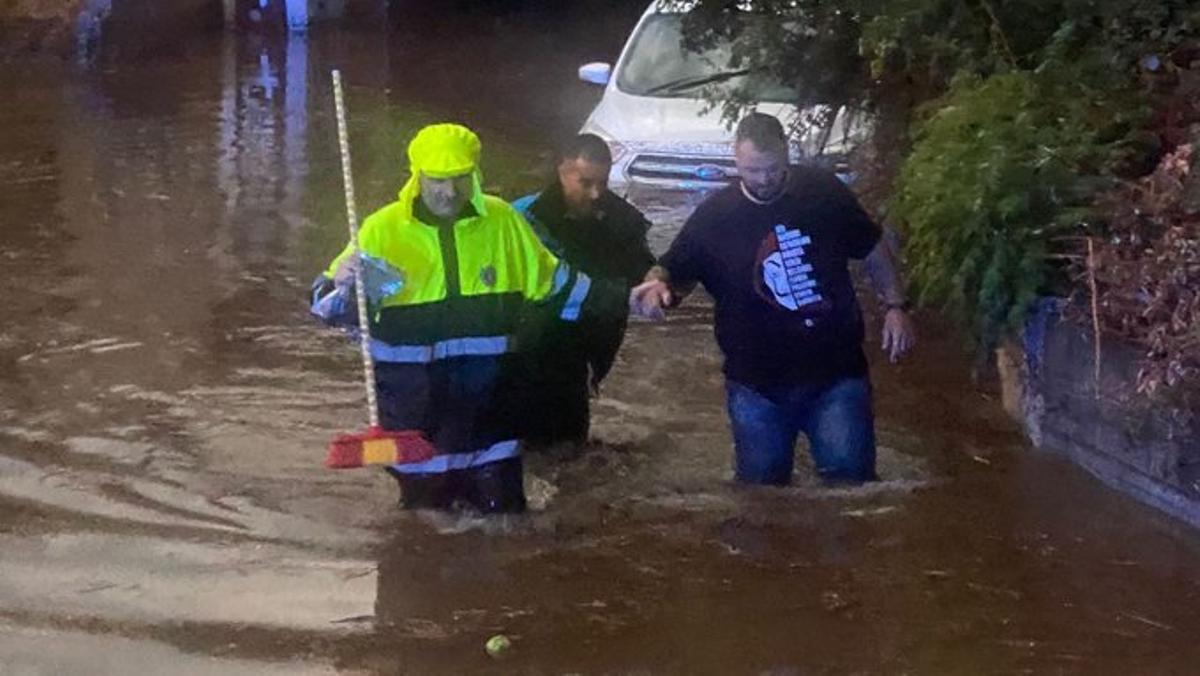 Rescaten un conductor a Terrassa que havia quedat atrapat en un pas inundat per la pluja Rescaten un conductor a Terrassa que havia quedat atrapat en un pas inundat per la pluja