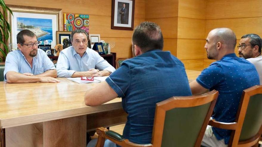 El edil de Servicios Sociales, Pedro Pérez, y el alcalde, José Ortiz, durante la reunión previa a la presentación del Plan.