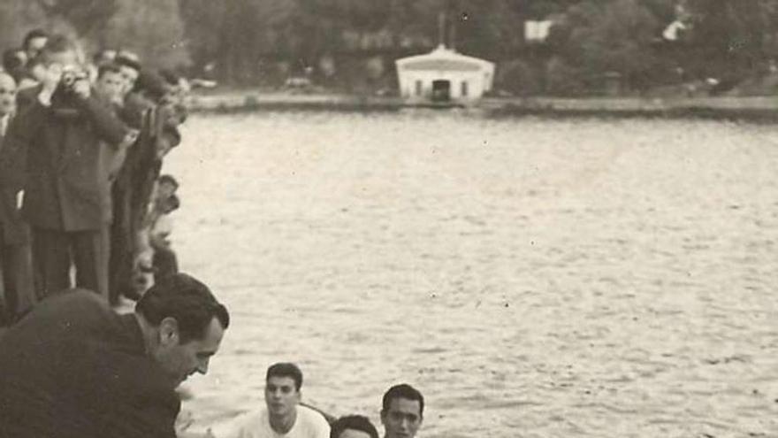 El equipo de Yolas a cuatro juvenil del Náutico recogiendo en 1959 su trofeo de Campeones de España en el Lago de la Casa de Campo de Madrid de manos de Fidel Fernández, delegado de Remo del Náutico y miembro de la Federación Española.