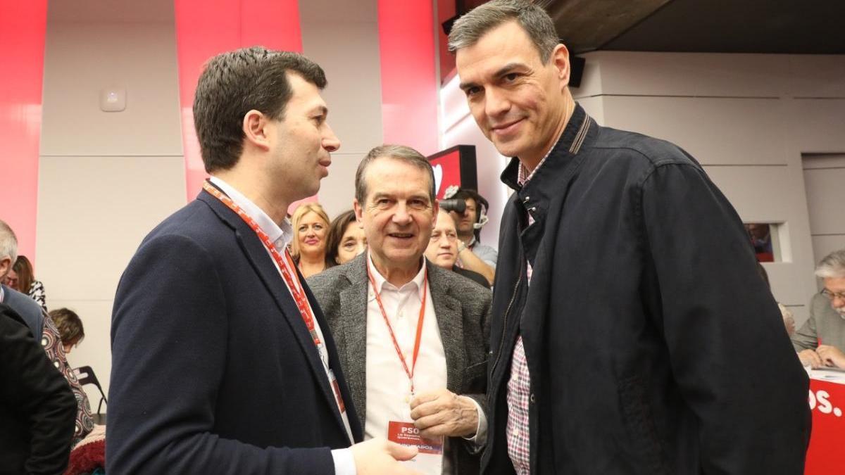 El presidente del Gobierno, Pedro Sánchez, con Gonzalo Caballero y Abel Caballero. // FdV