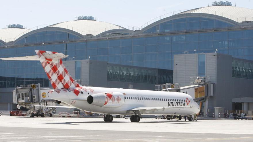 El aeropuerto mantiene todo el año el enlace con Asturias