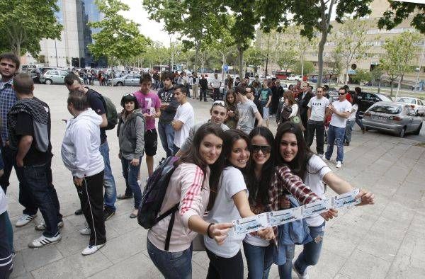 Largas filas para hacerse con una localidad para este sábado