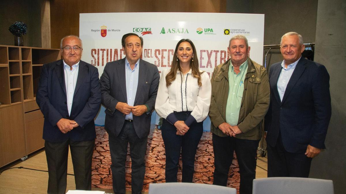 La consejera Sara Rubira, junto a representantes del sector de la agricultura en la Región.