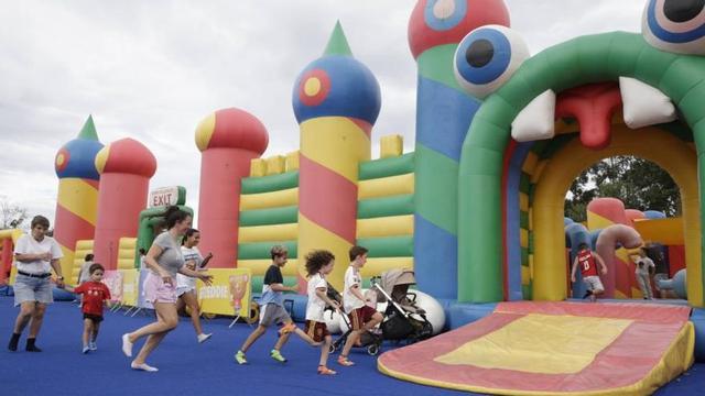 Niños y adultos disfrutando en Funbox | JUAN PLAZA