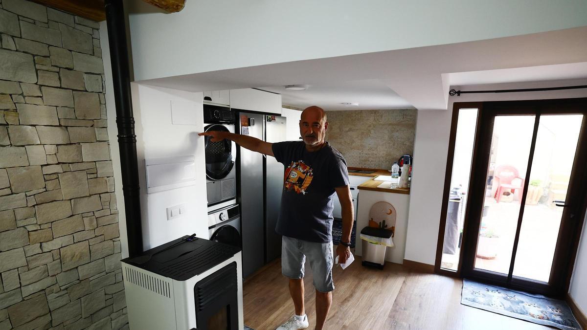 El entorno de la casa de Pedro durante la riada y un año después.