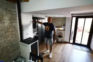 El entorno de la casa de Pedro durante la riada y un año después.