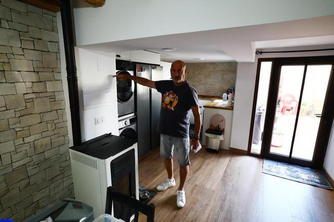 El entorno de la casa de Pedro durante la riada y un año después.