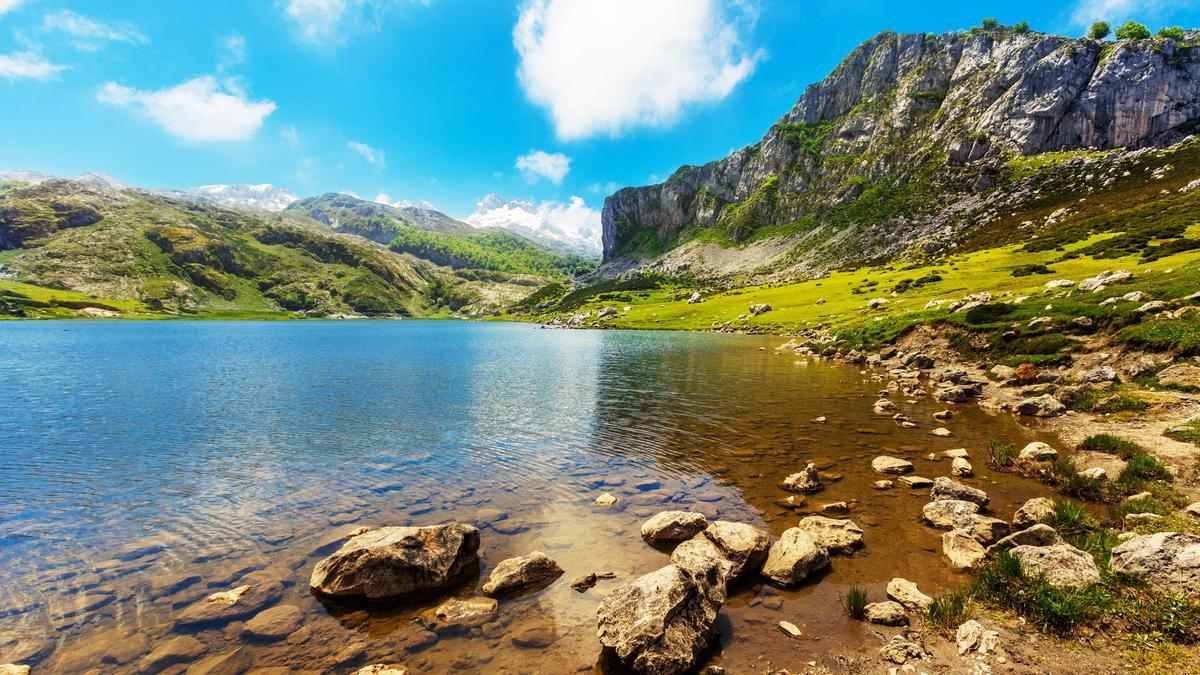 Unos cuantos lagos de España que son perfectos para disfrutar de un verano fresquito.