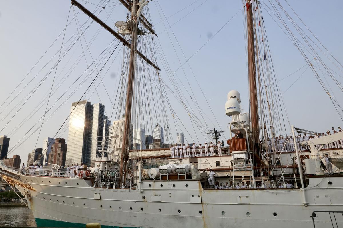 La llegada de la Princesa Leonor a Nueva York, a bordo del buque escuela 'Juan Sebastián Elcano', en imágenes La llegada de la Princesa Leonor a Nueva York, a bordo del buque escuela 'Juan Sebastián Elcano', en imágenes